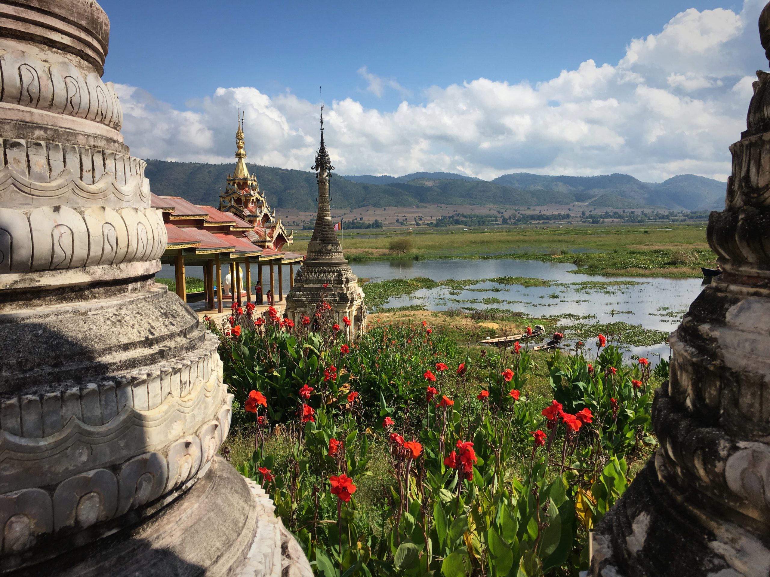 Stûpas, fleurs et lac, difficile de faire mieux