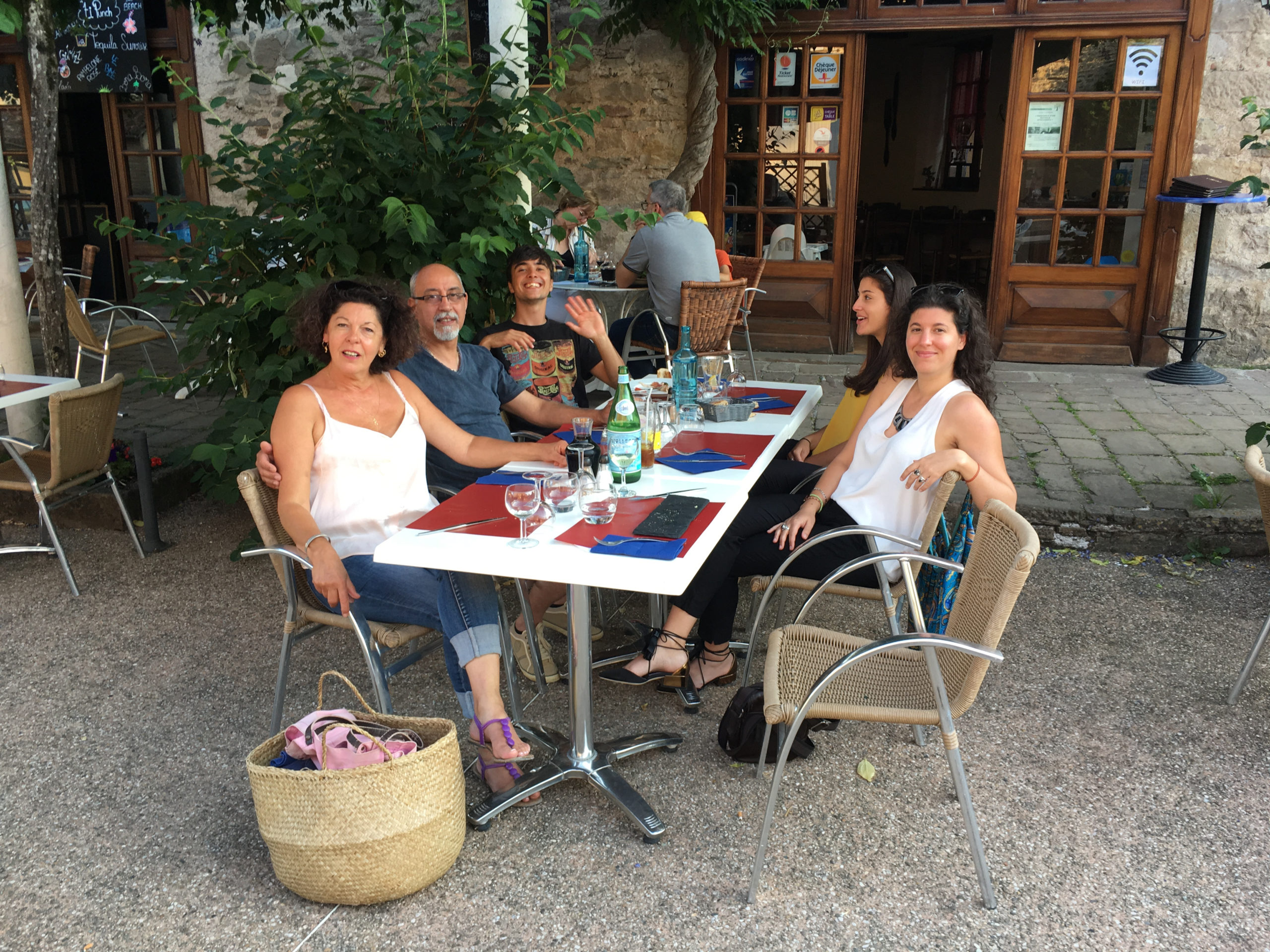 Sur la place de Monestiés