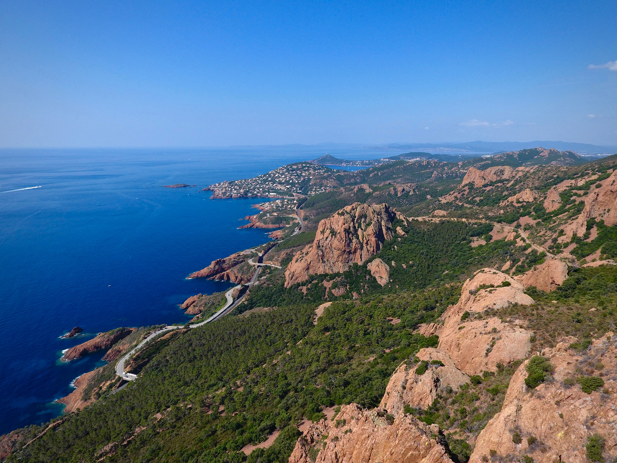 Les roches rouges et la mer