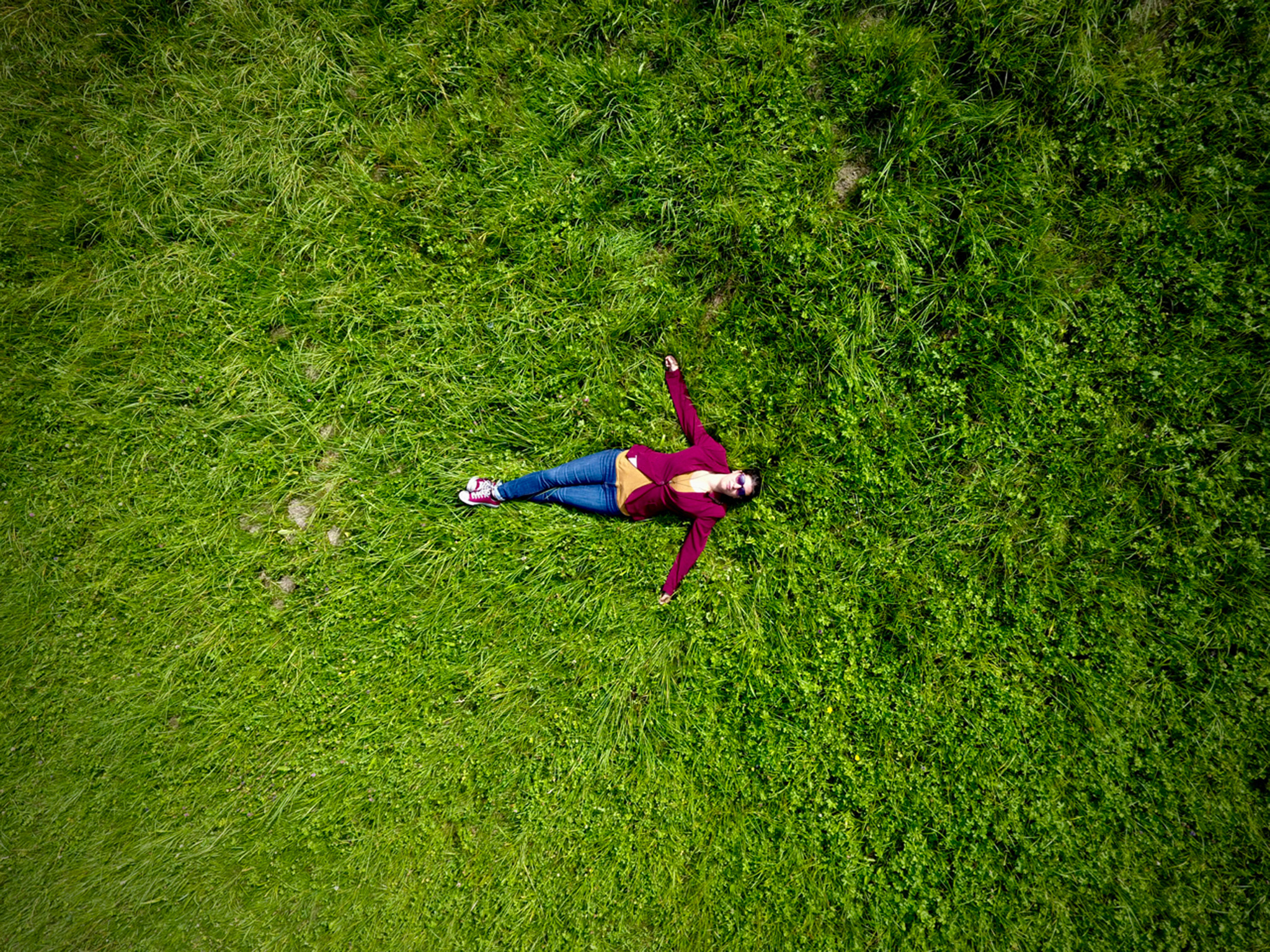 Une petite femme dans la prairie