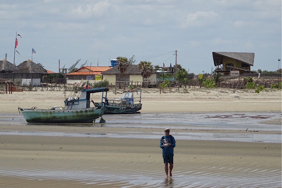 Un homme, une plage, un drone