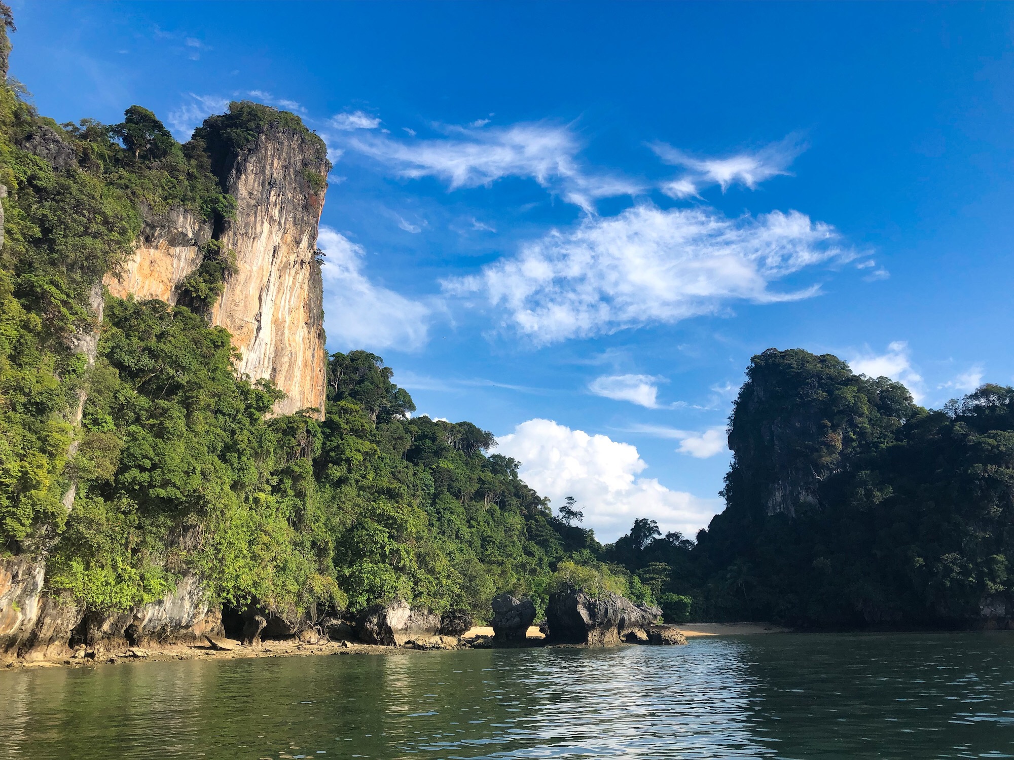 Plage entre falaise et mer