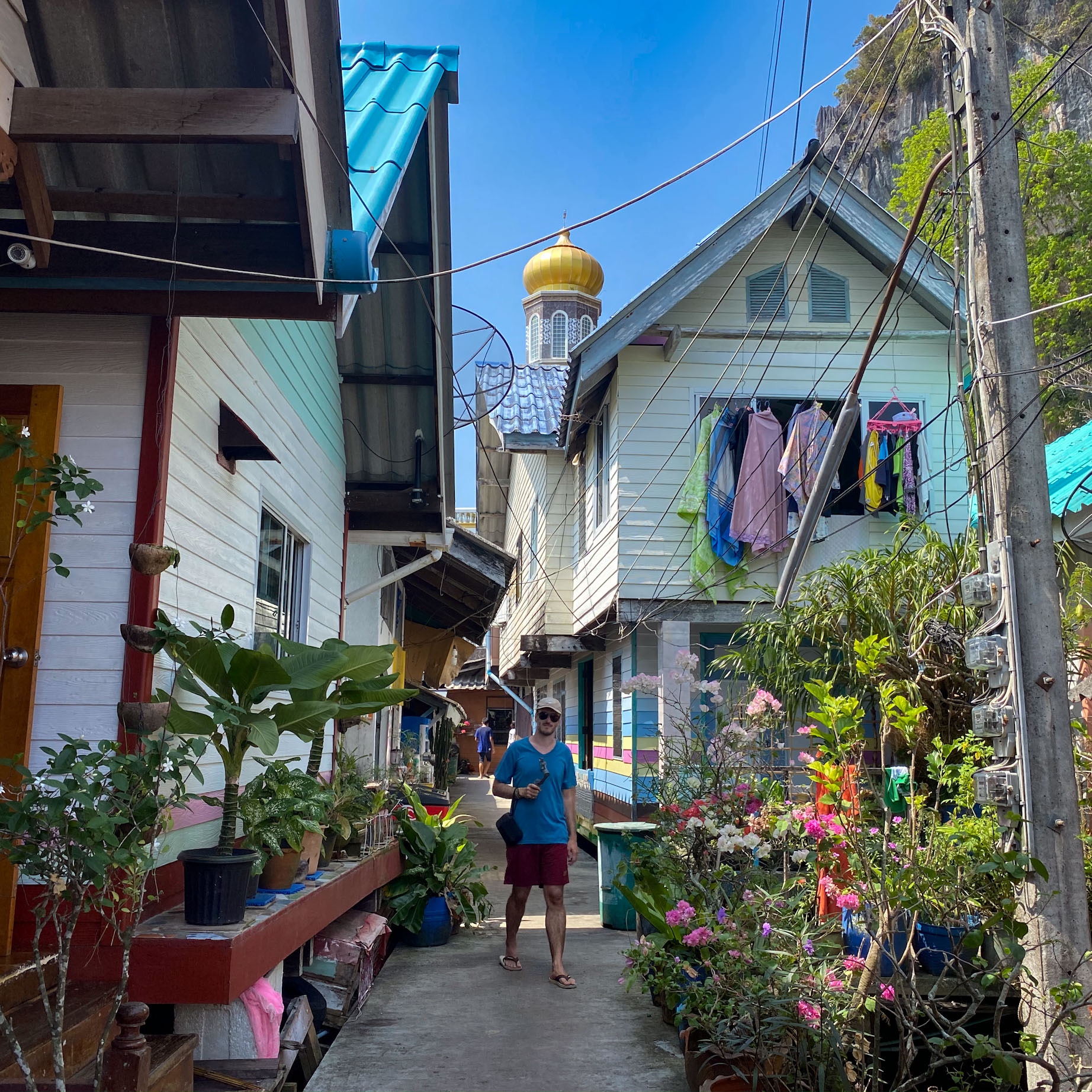 Un touriste et le village sur pilotis