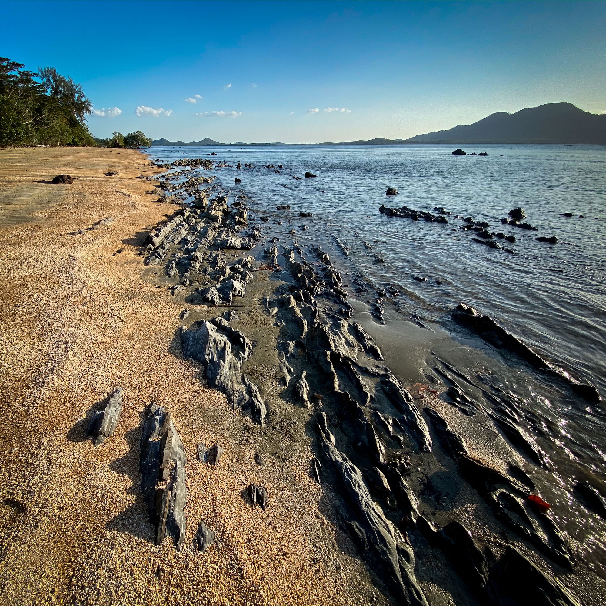 En suivant les strates