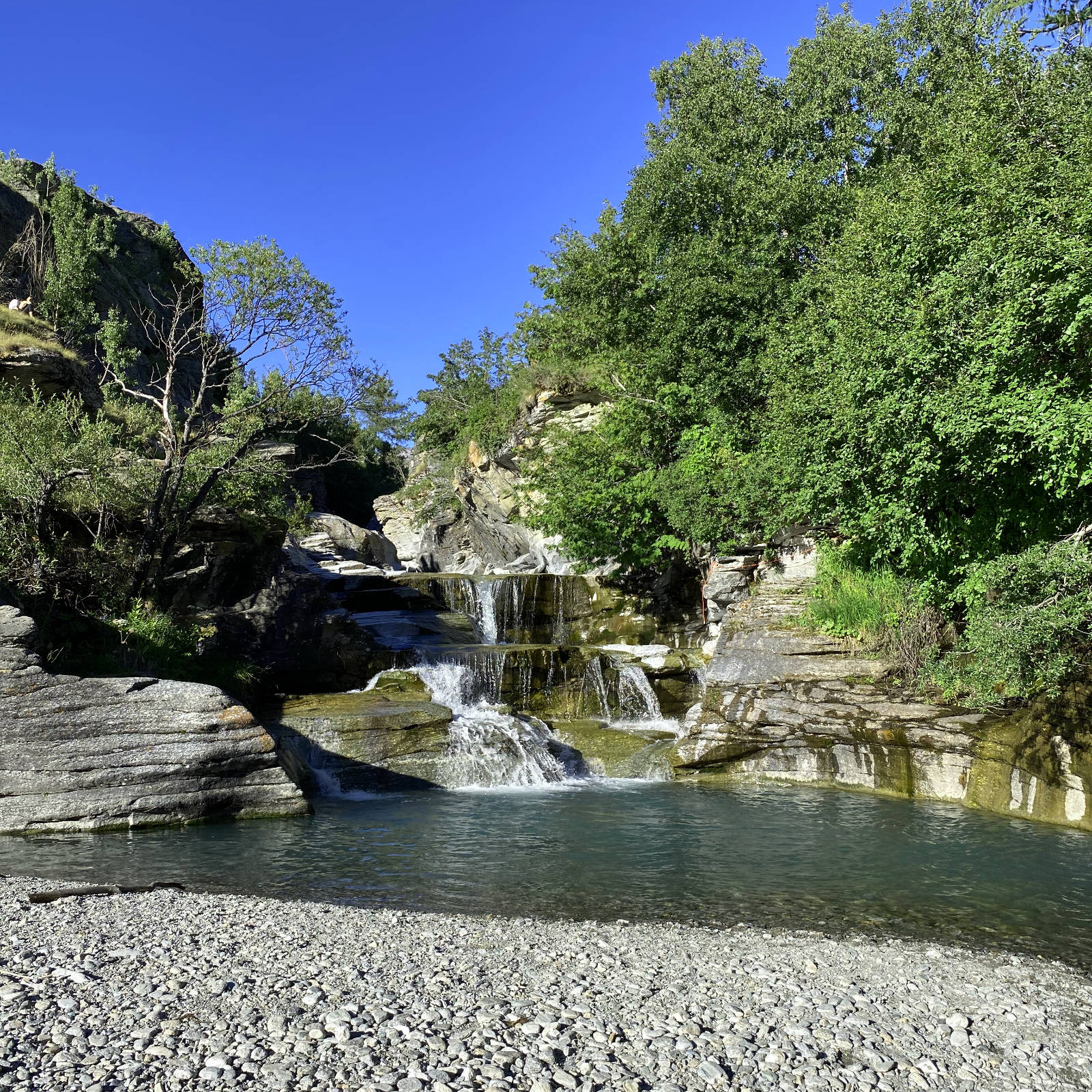 Pas de lama sous le pont de la Lama…
