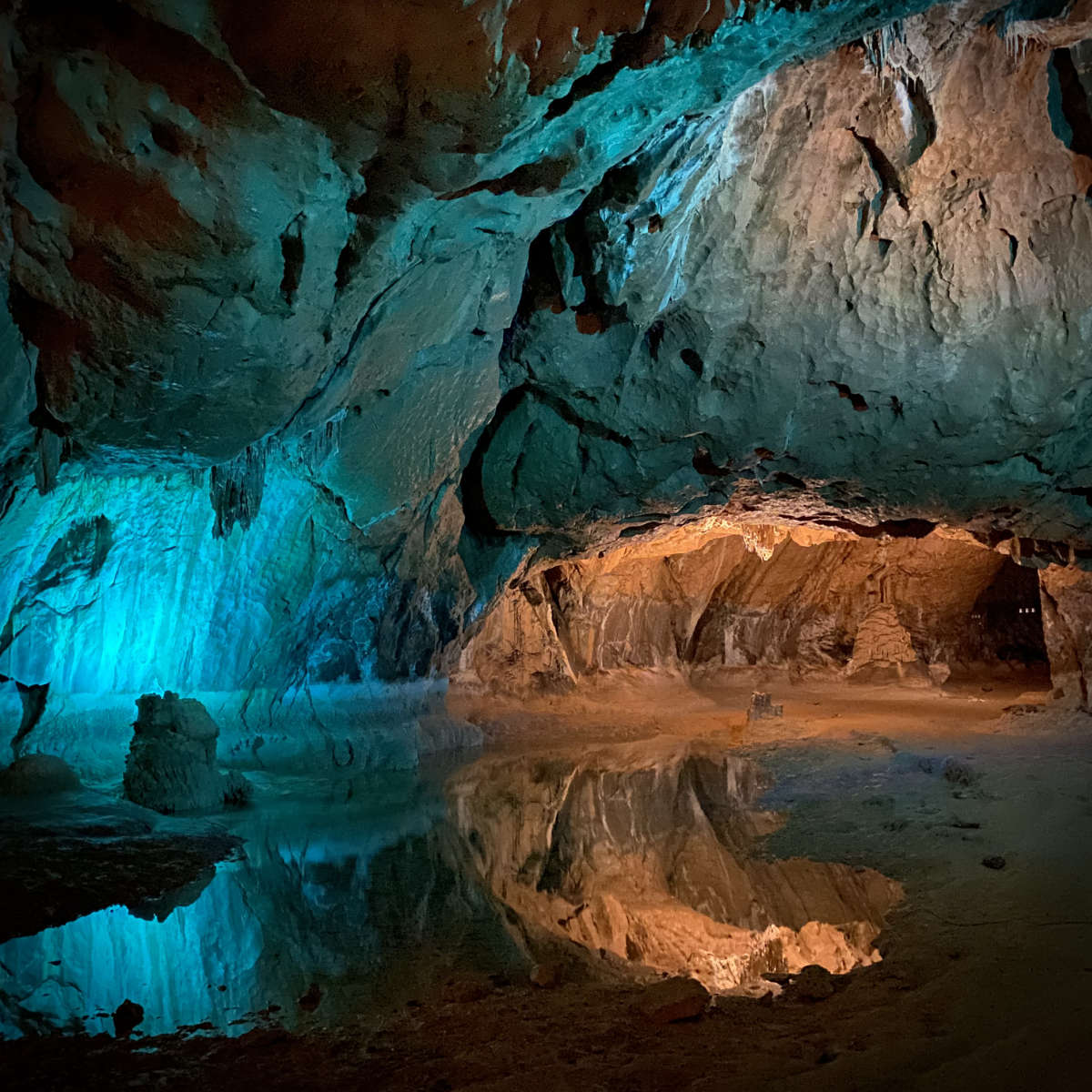 Attention la tête, sol glissant !