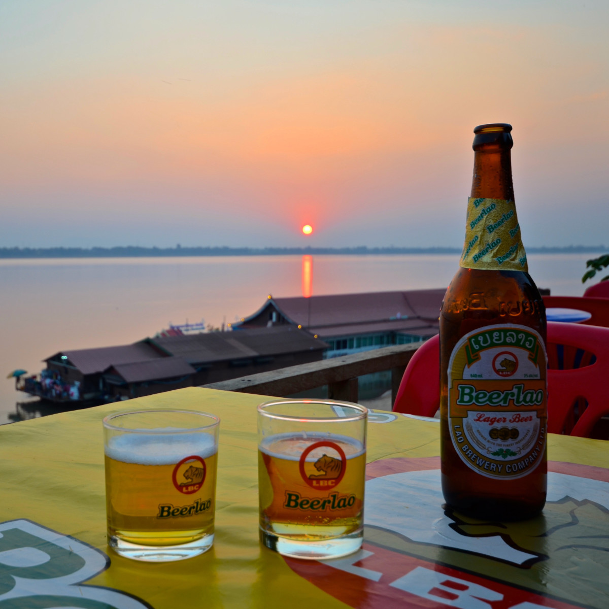 Une bière sur le Mékong