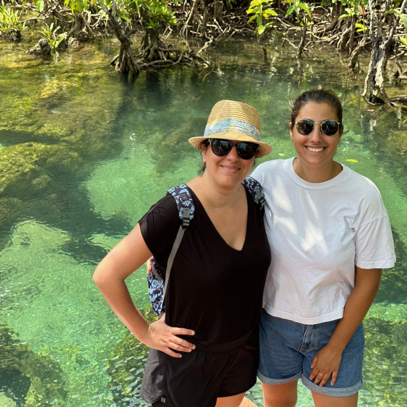 Sœurs sur l&rsquo;eau cristalline