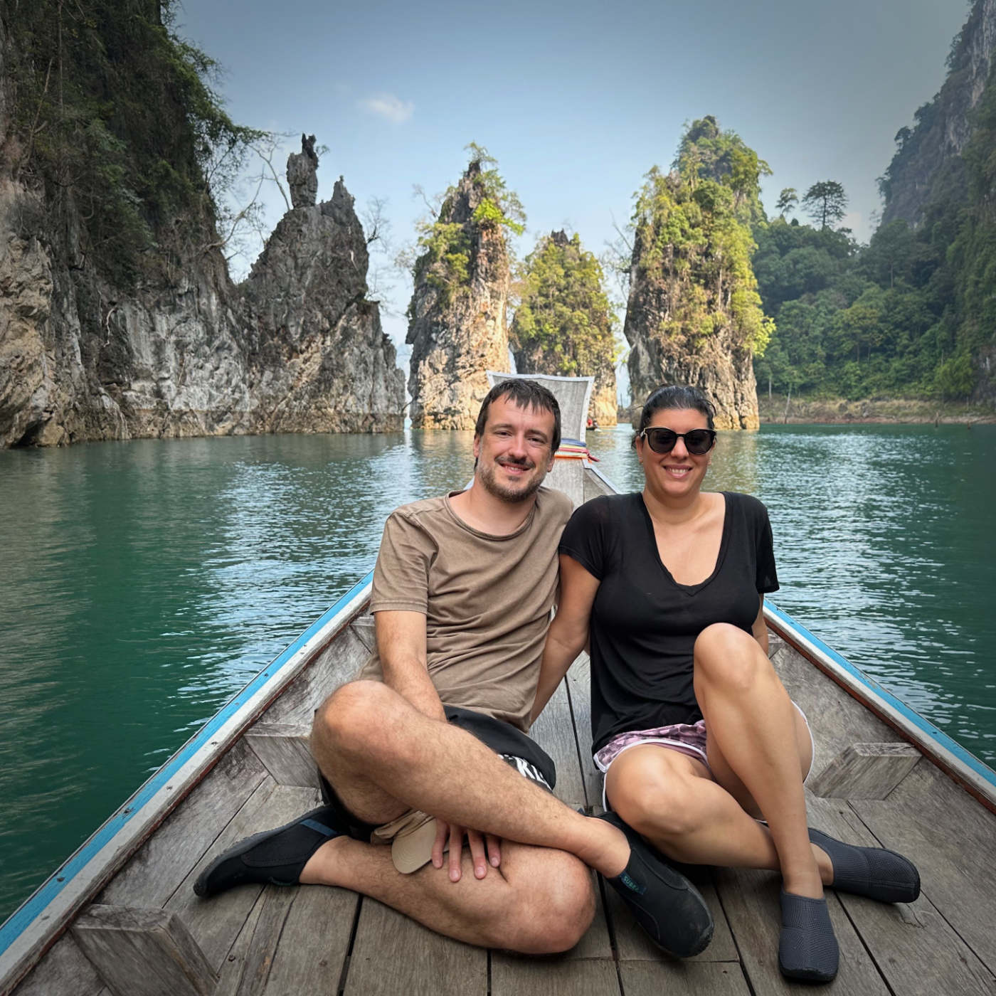 Lac géant dans les montagnes