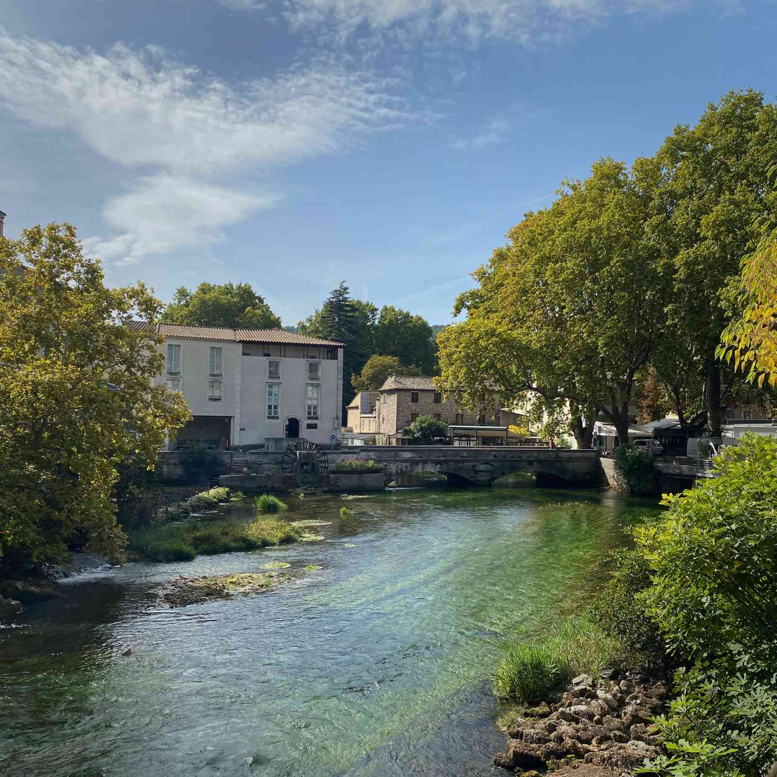 Les eaux translucides de la fontaine