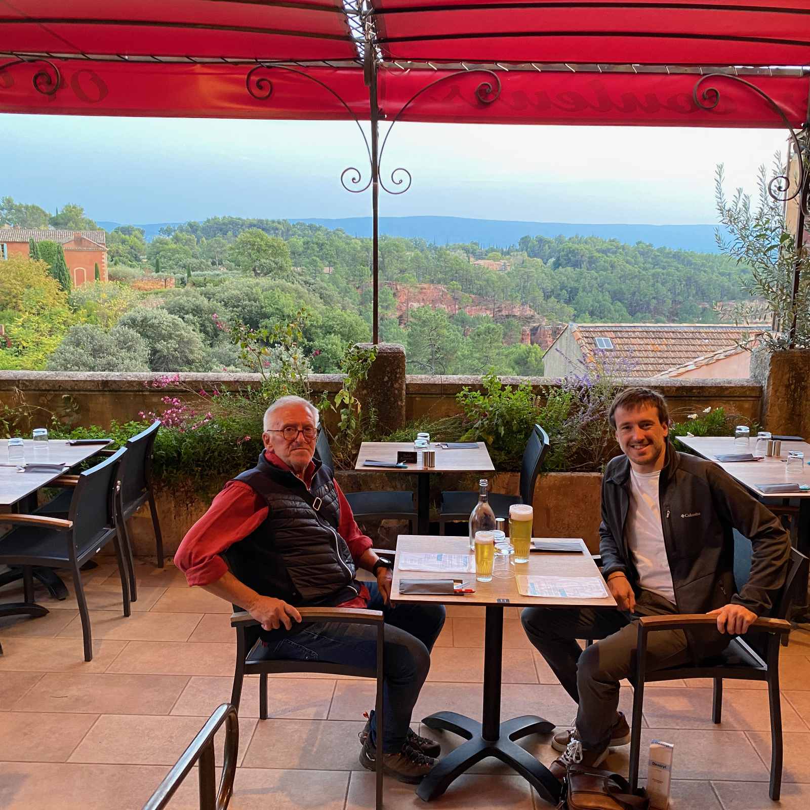 Deux gourmands au restaurant