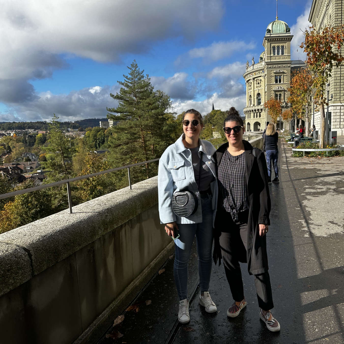 Devant le palais fédéral