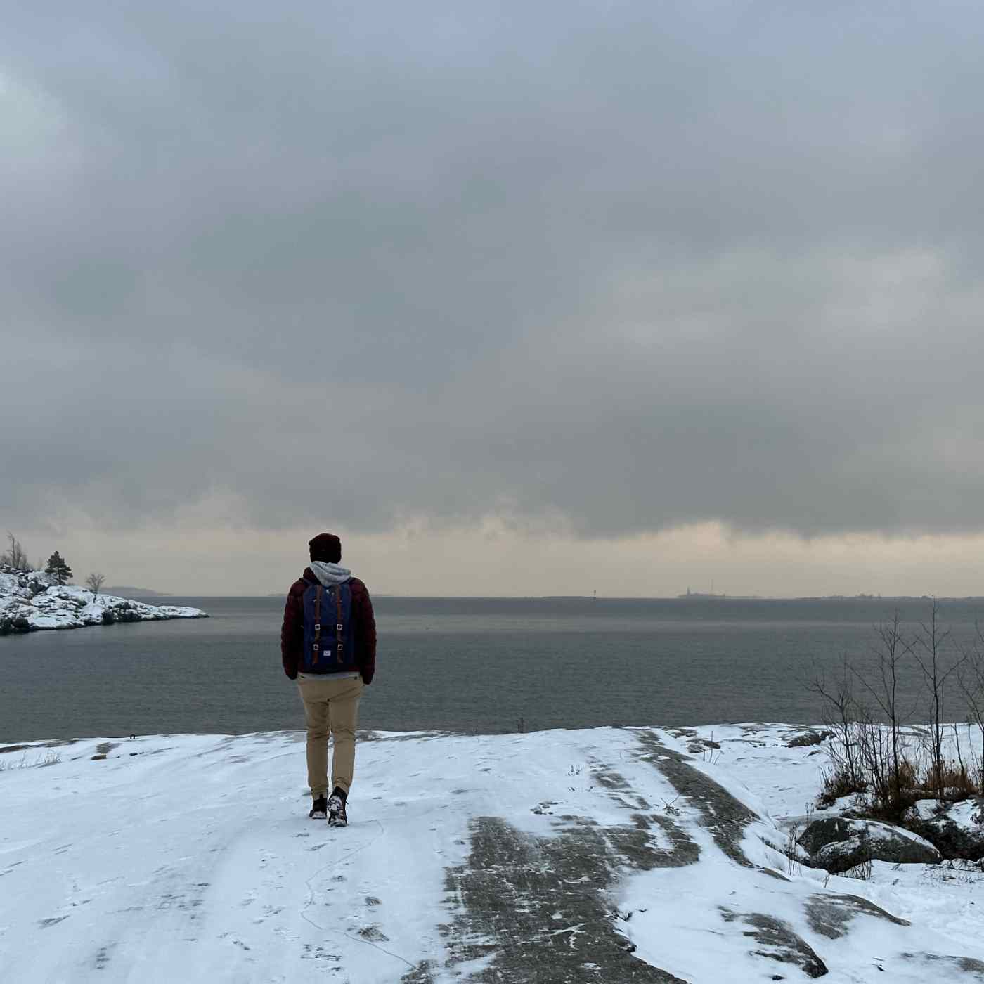 Un homme face à la mer