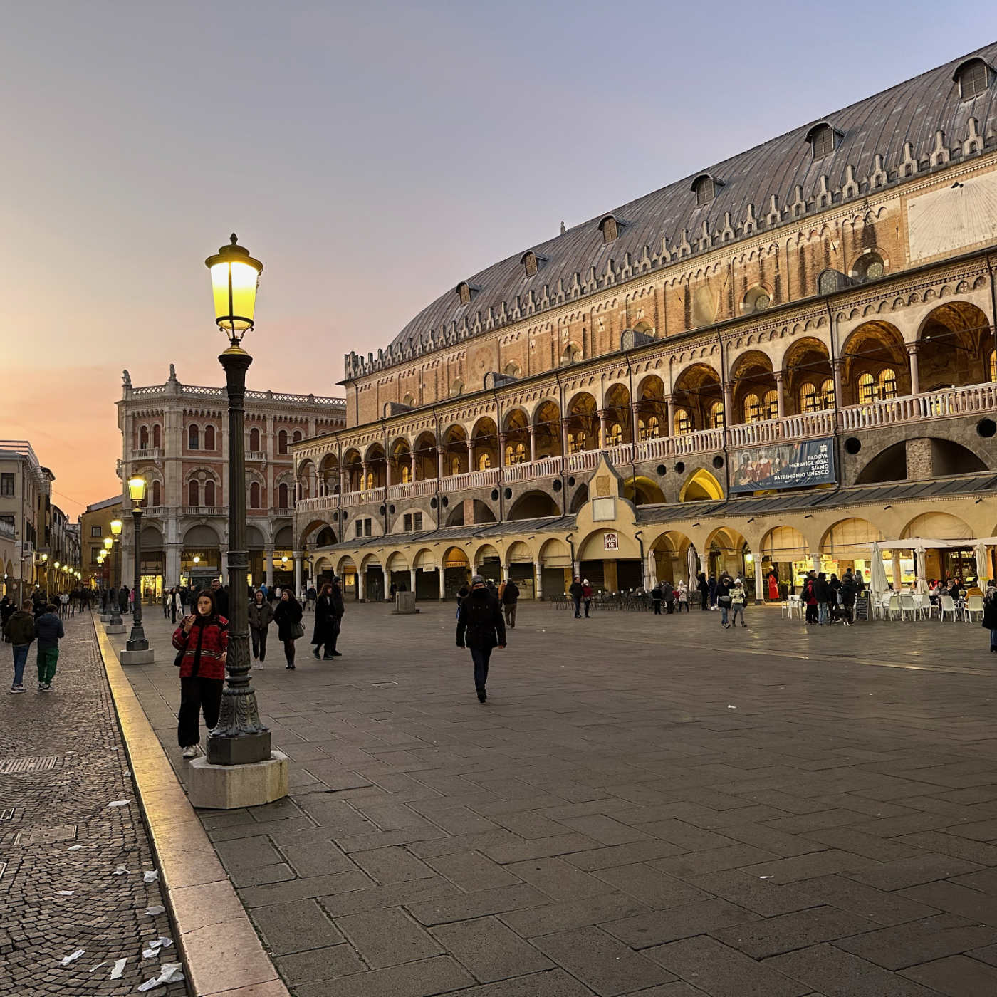Un marché dans un palais