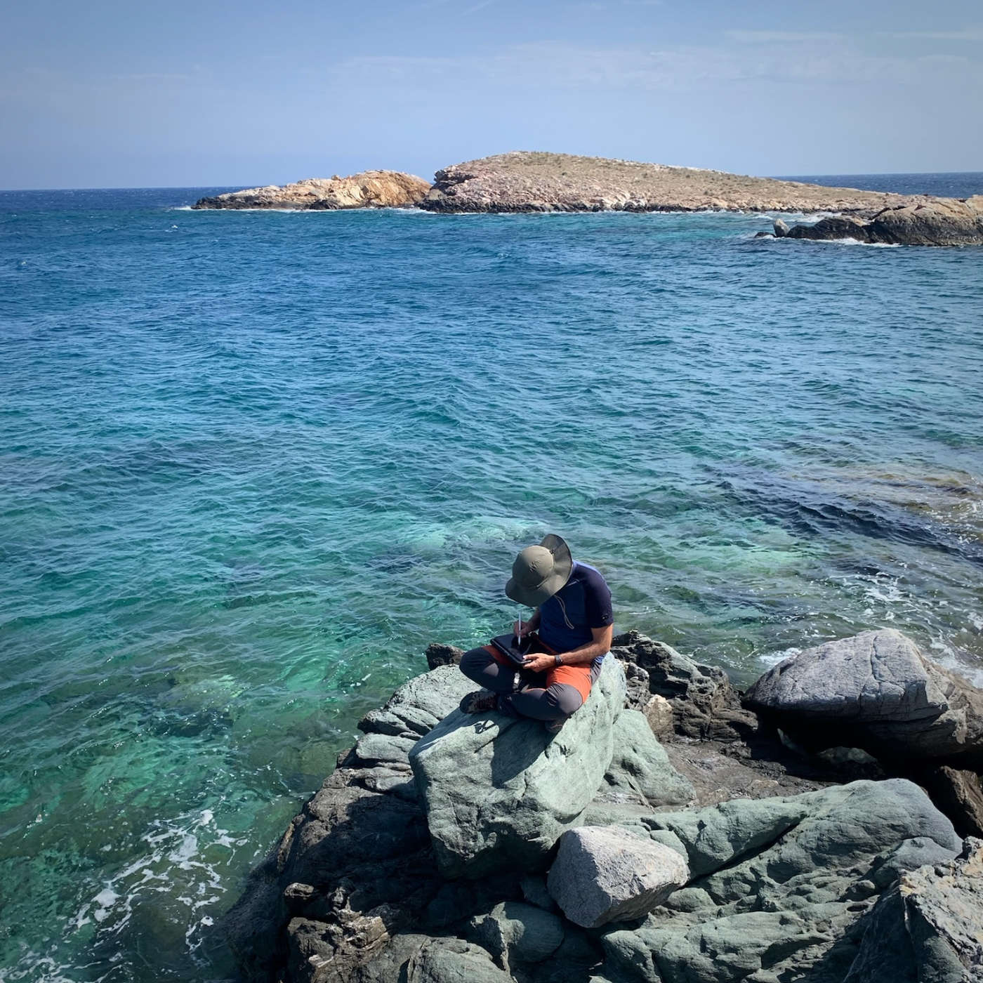 Le géologue sur les roches bleues
