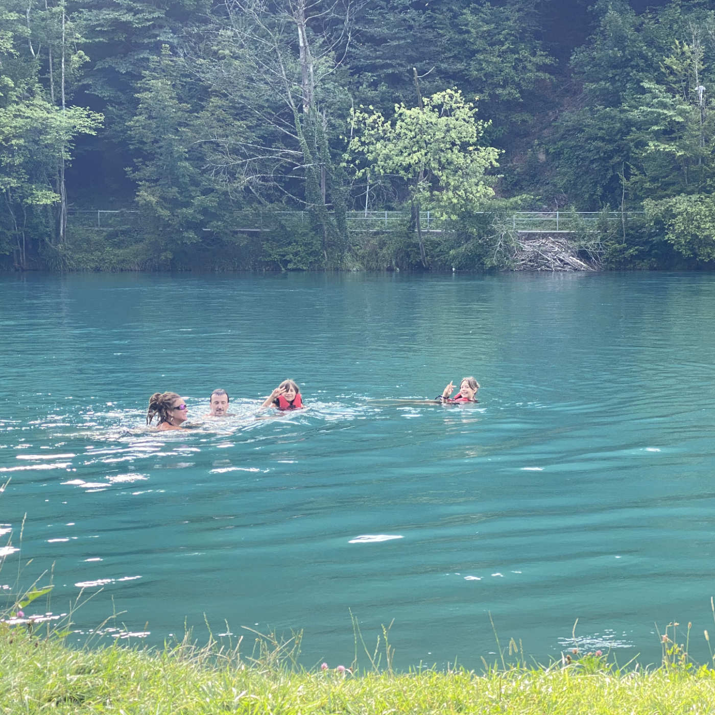 Première baignade pour les filles
