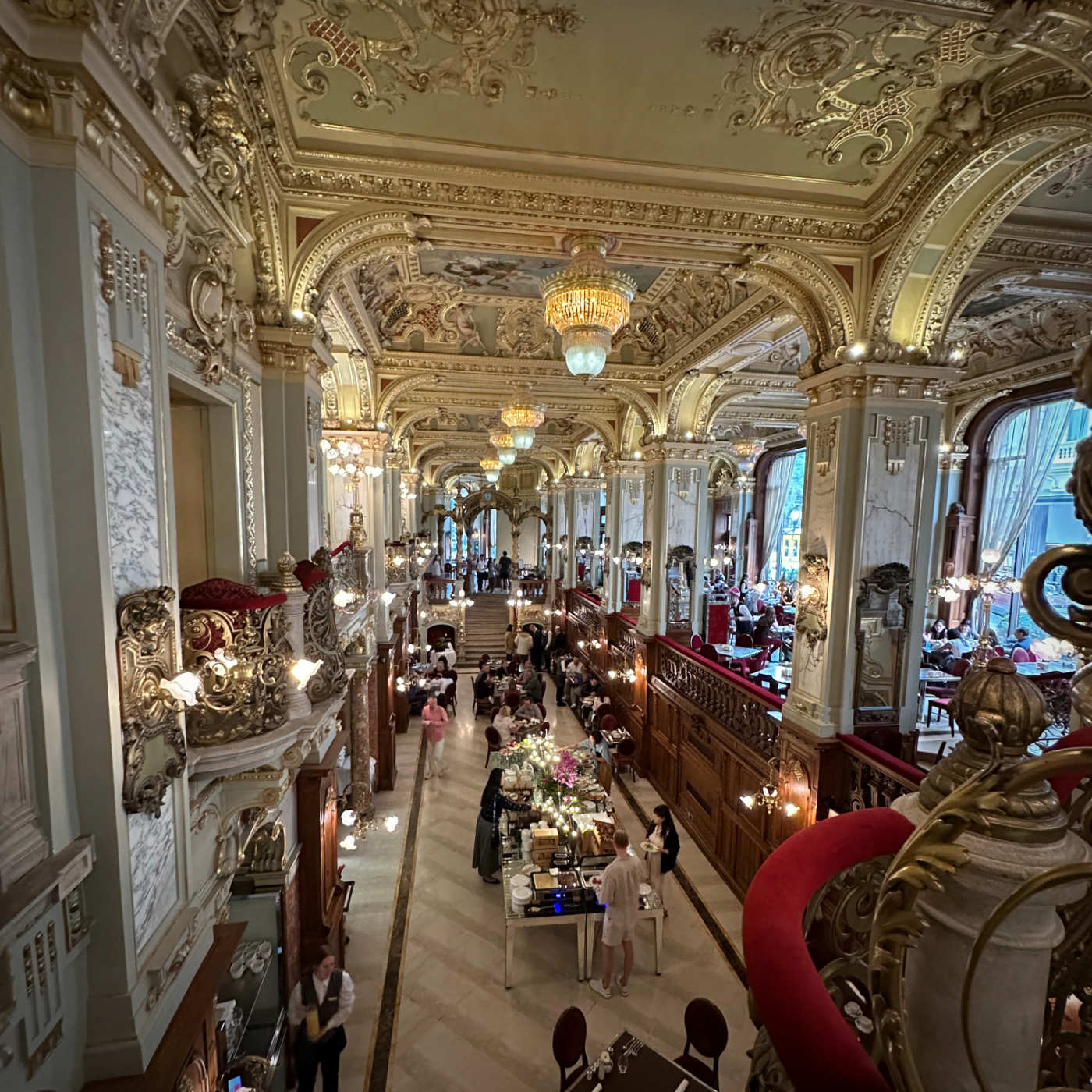 Un petit déj au café