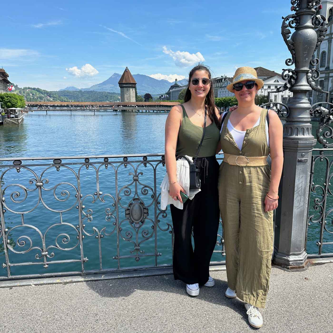 Une tour et deux soeurs