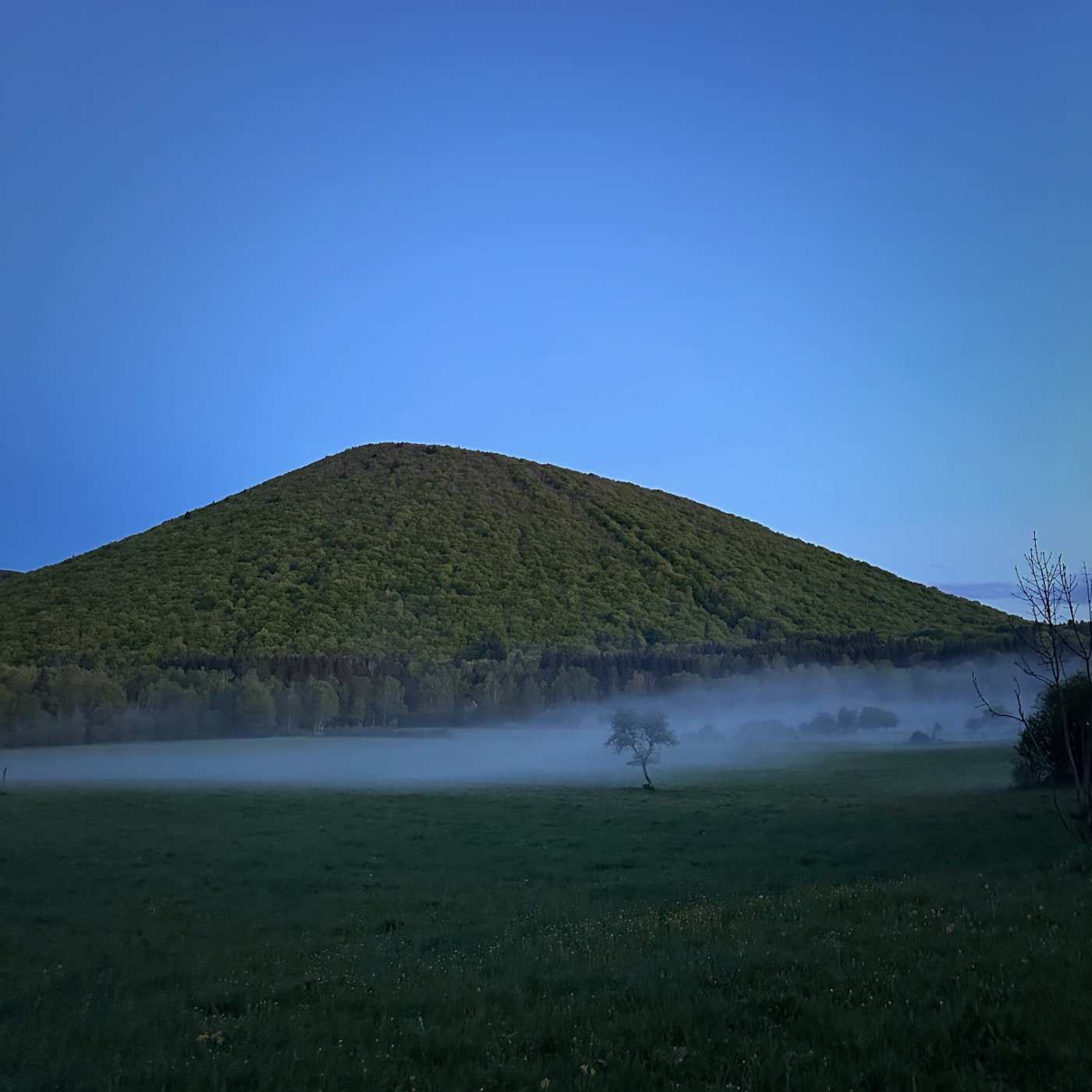 Un volcan au crépuscule