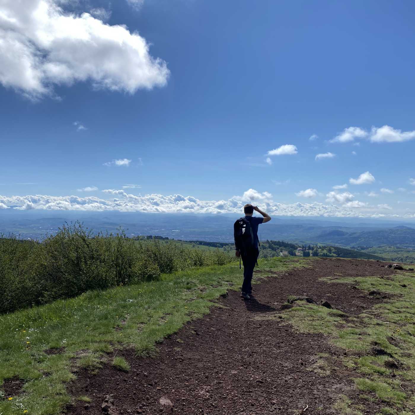 Géologue au sommet du volcan
