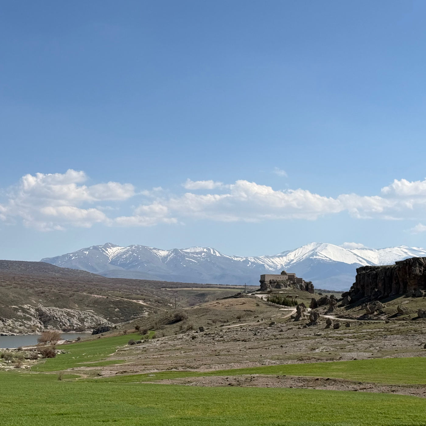 Monastère perché avec vue volcan