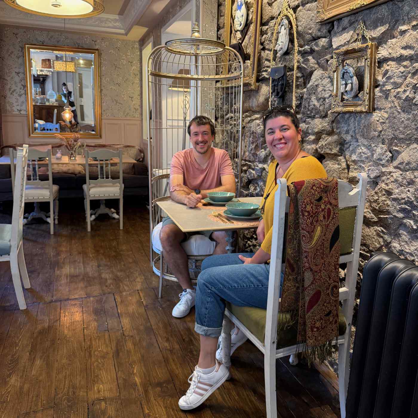 Petit oiseau en cage